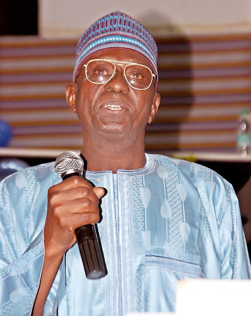 Discours du Dr Niandou retraçant le CV du Surveillant général de l'ETEC, Seydou Niandou.