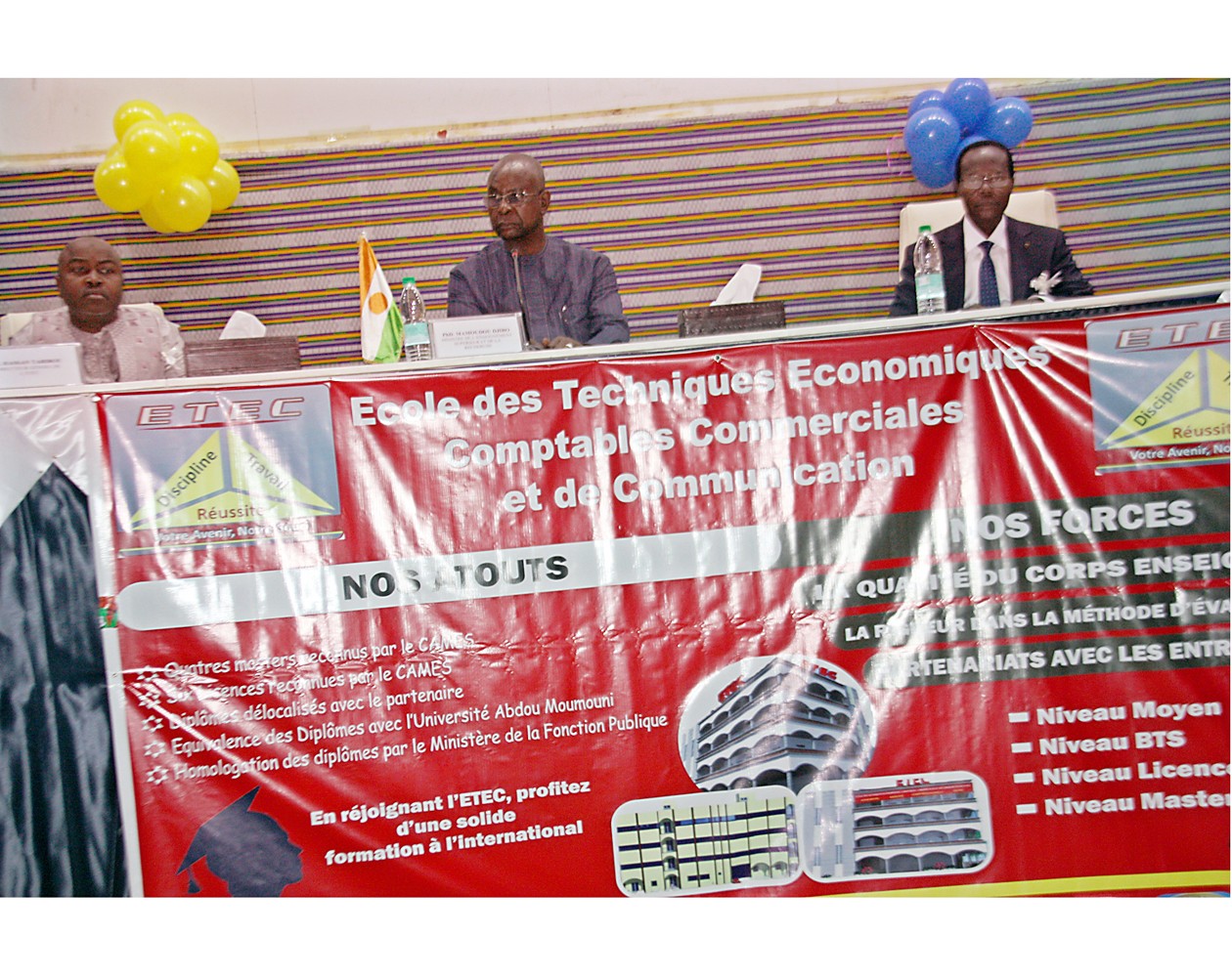 Monsieur le Ministre de l’Enseignement Supérieur et de la Recherche (au cenetre) entouré du DG de l'ETEC (à gauche) et du VP du CSP (à droite).